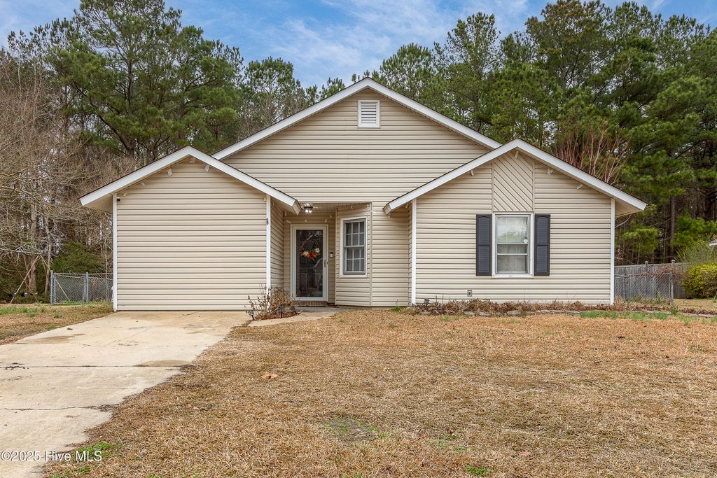 Photo of 117 Hunting Green Drive, Jacksonville, NC 28546 (MLS # 100542138)