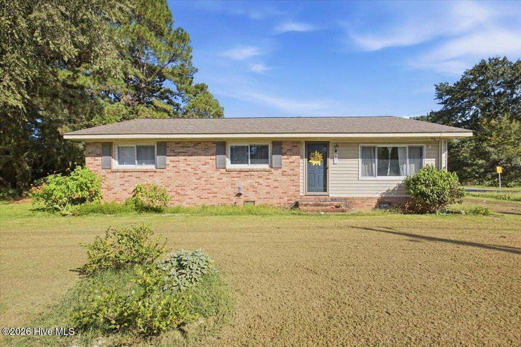 Photo of 613 E Chelly Street, Warsaw, NC 28398 (MLS # 100604914)