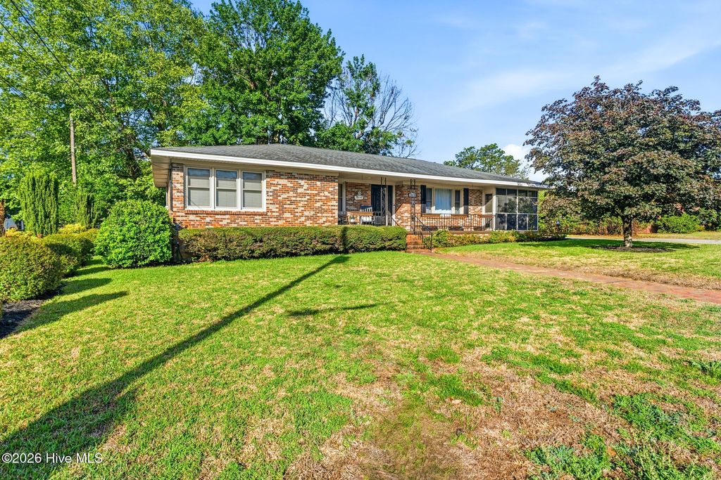 Photo of 502 Poplar Street, Hamlet, NC 28345 (MLS # 100573136)