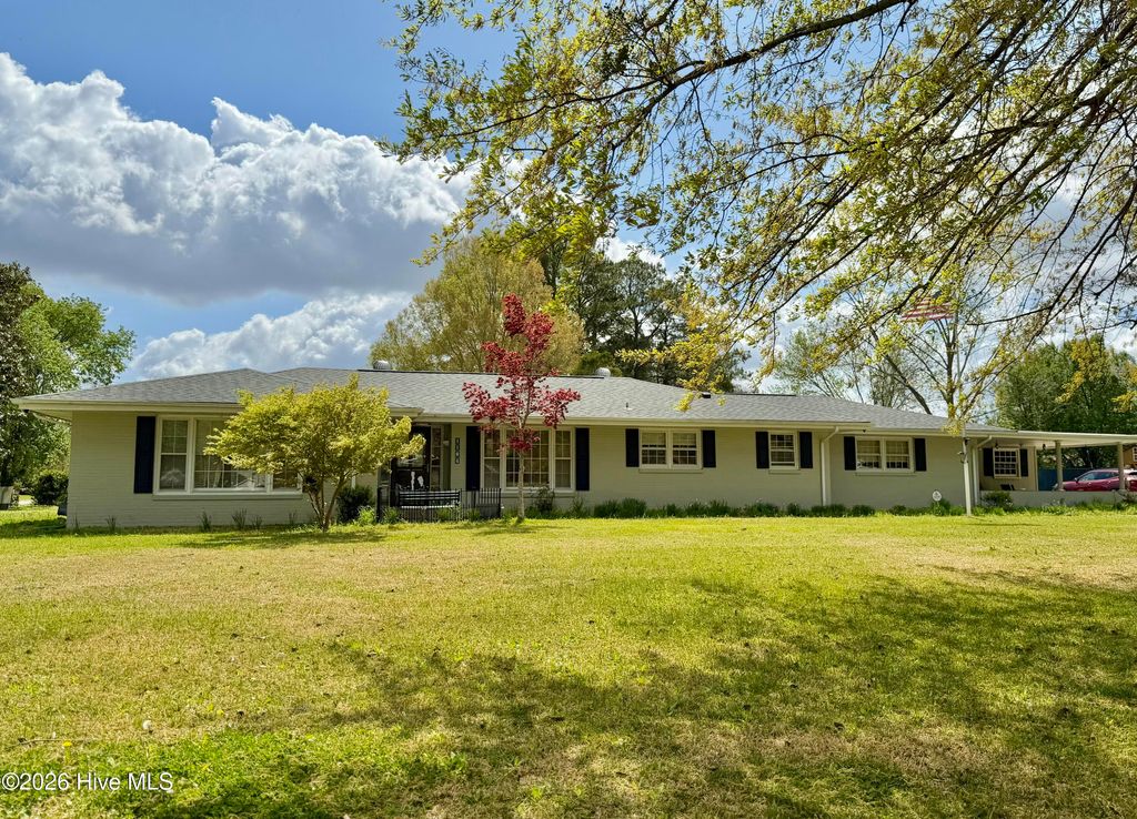 Photo of 1104 Longview Drive, New Bern, NC 28562 (MLS # 100564061)