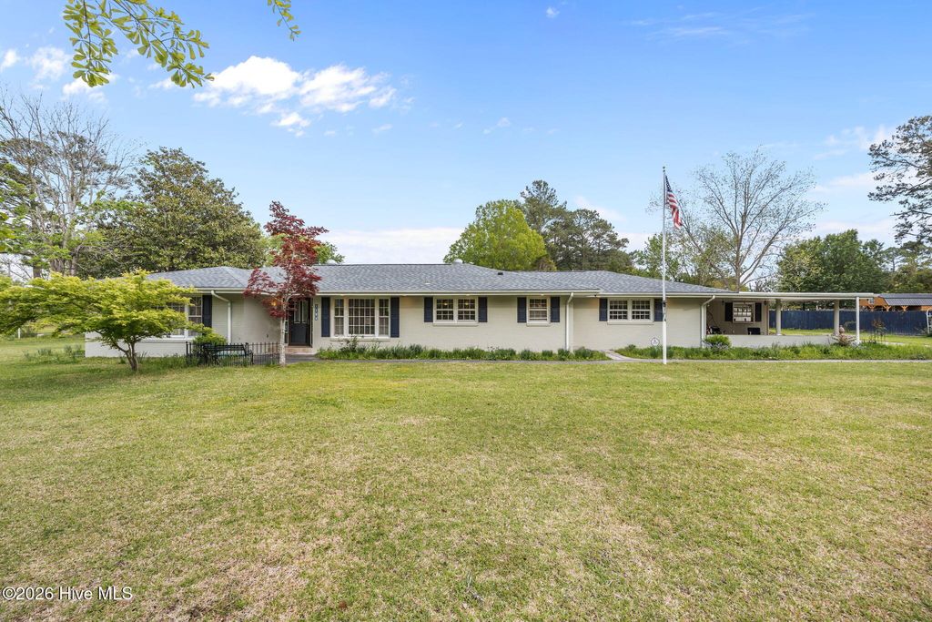 Photo of 1104 Longview Drive, New Bern, NC 28562 (MLS # 100564061)