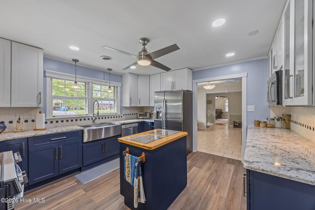 Photo of 1104 Longview Drive, New Bern, NC 28562 (MLS # 100564061)