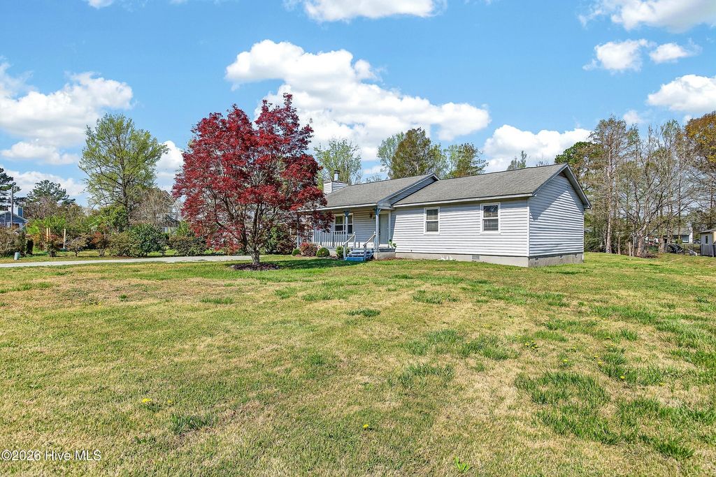 Photo of 111 Little Lake Circle, New Bern, NC 28560 (MLS # 100563004)