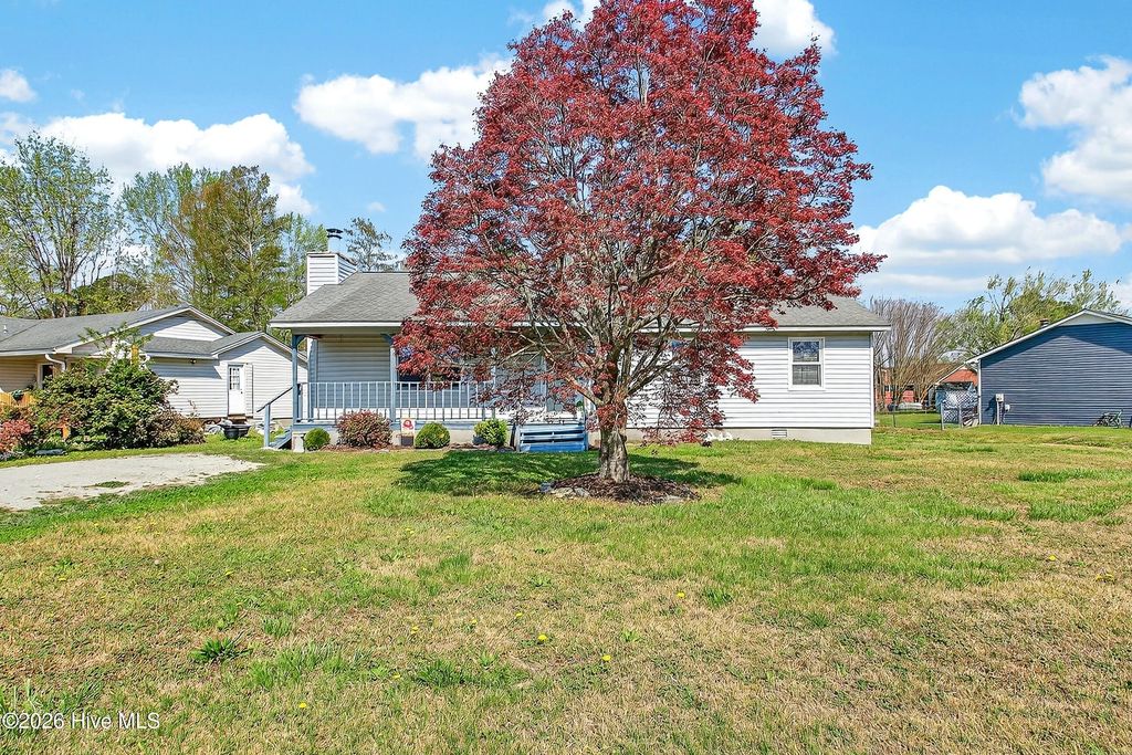 Photo of 111 Little Lake Circle, New Bern, NC 28560 (MLS # 100563004)