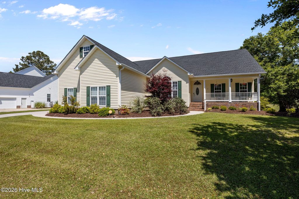 Photo of 908 Taberna Circle, New Bern, NC 28562 (MLS # 100569341)