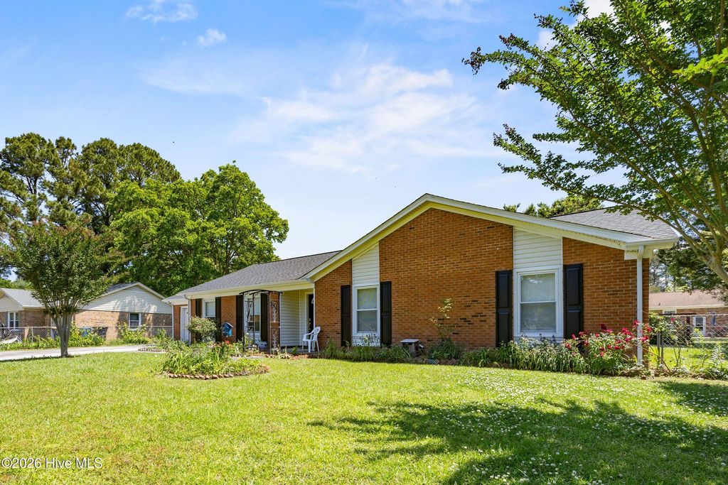Photo of 102 Greenbriar Drive, Jacksonville, NC (MLS # 100572778)