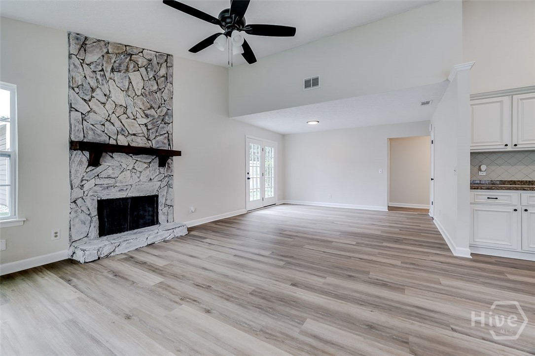 1 E White Hawthorne Drive