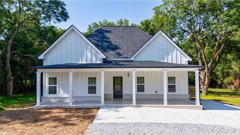 Photo of 540 Sunset Avenue, Comer, GA 30629 (MLS # CL347700)