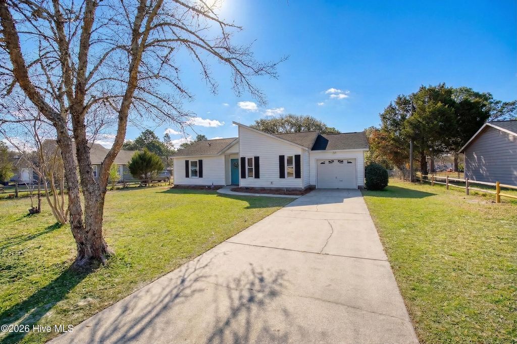 Photo of 214 W Volant Street, Hubert, NC 28539 (MLS # 100561952)