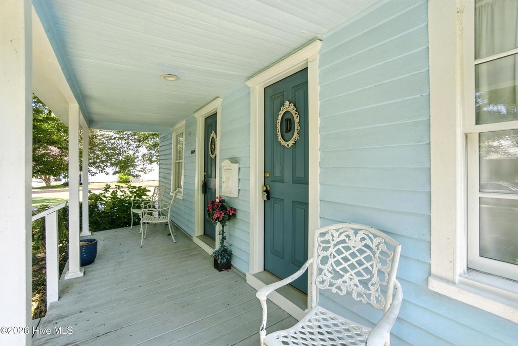 Photo of 401 E Queen Street, Edenton, NC 27932 (MLS # 100565356)