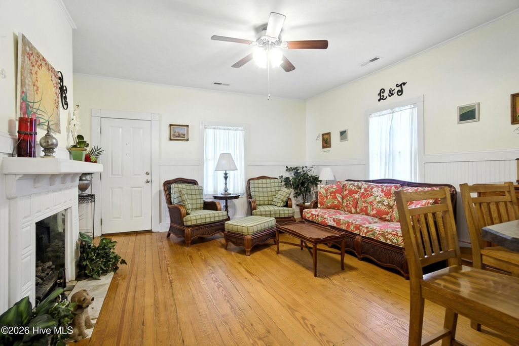 Photo of 401 E Queen Street, Edenton, NC 27932 (MLS # 100565356)