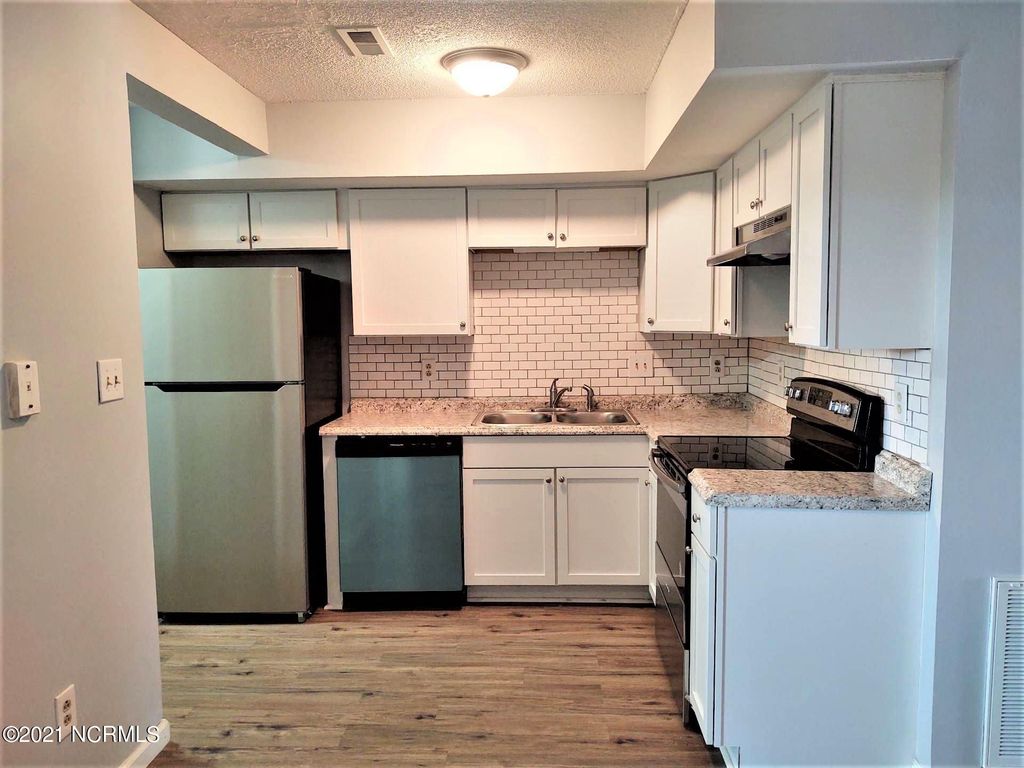 Photo of 510 Myrtlewood Circle, Jacksonville, NC 28546 (MLS # 100590408)