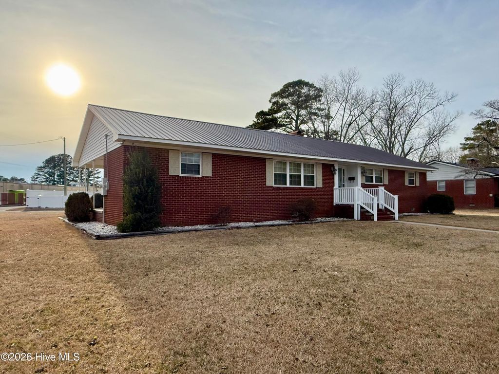 Photo of 212 Sunset Drive, Williamston, NC 27892 (MLS # 100555939)