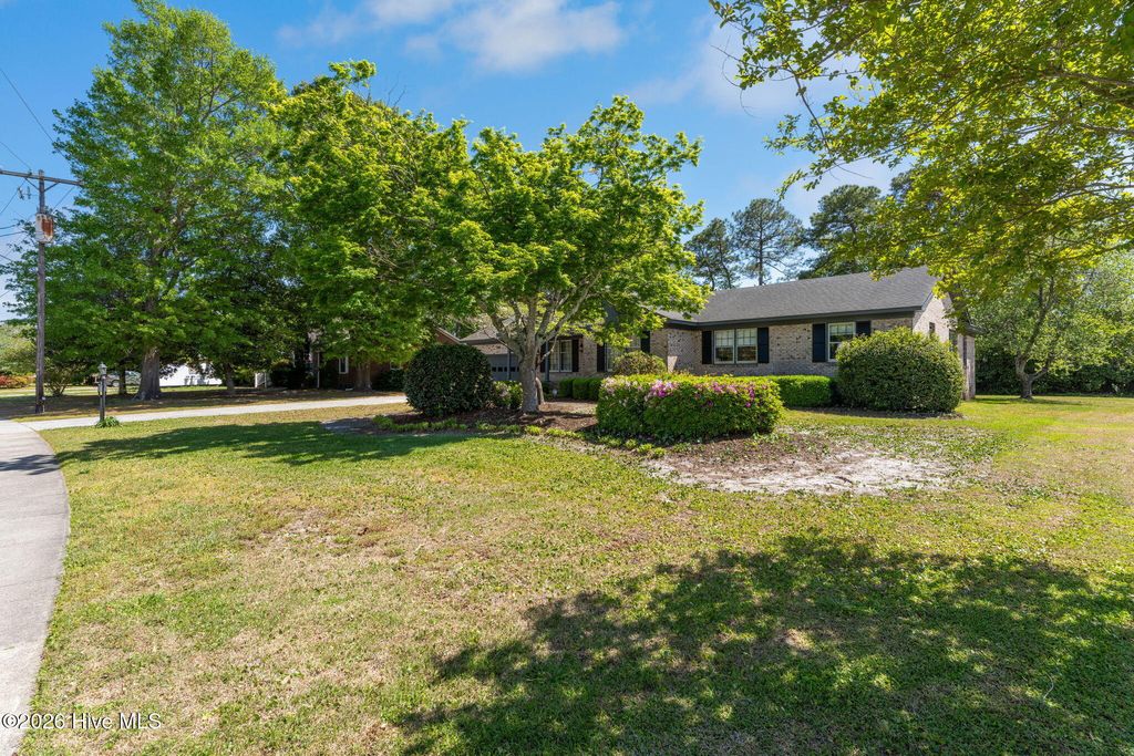 Photo of 913 Robert E Lee Drive, Wilmington, NC 28412 (MLS # 100566368)