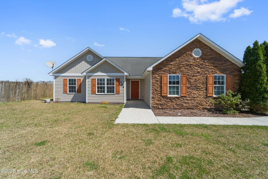 Photo of 104 Silver Queen Lane, Richlands, NC 28574 (MLS # 100571706)
