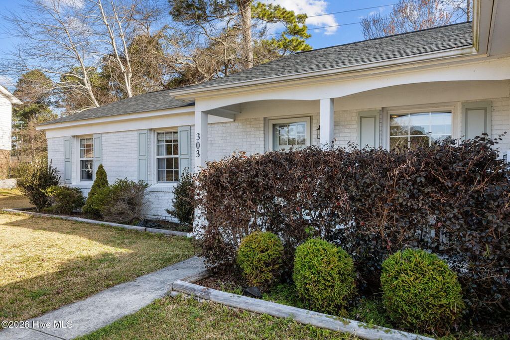 Photo of 303 Greenbriar Drive, Jacksonville, NC 28546 (MLS # 100558764)