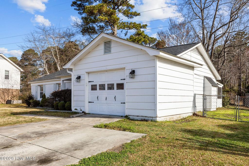 Photo of 303 Greenbriar Drive, Jacksonville, NC 28546 (MLS # 100558764)