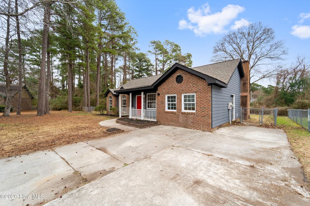 Photo of 105 Arlington Court, Jacksonville, NC 28546 (MLS # 100558242)
