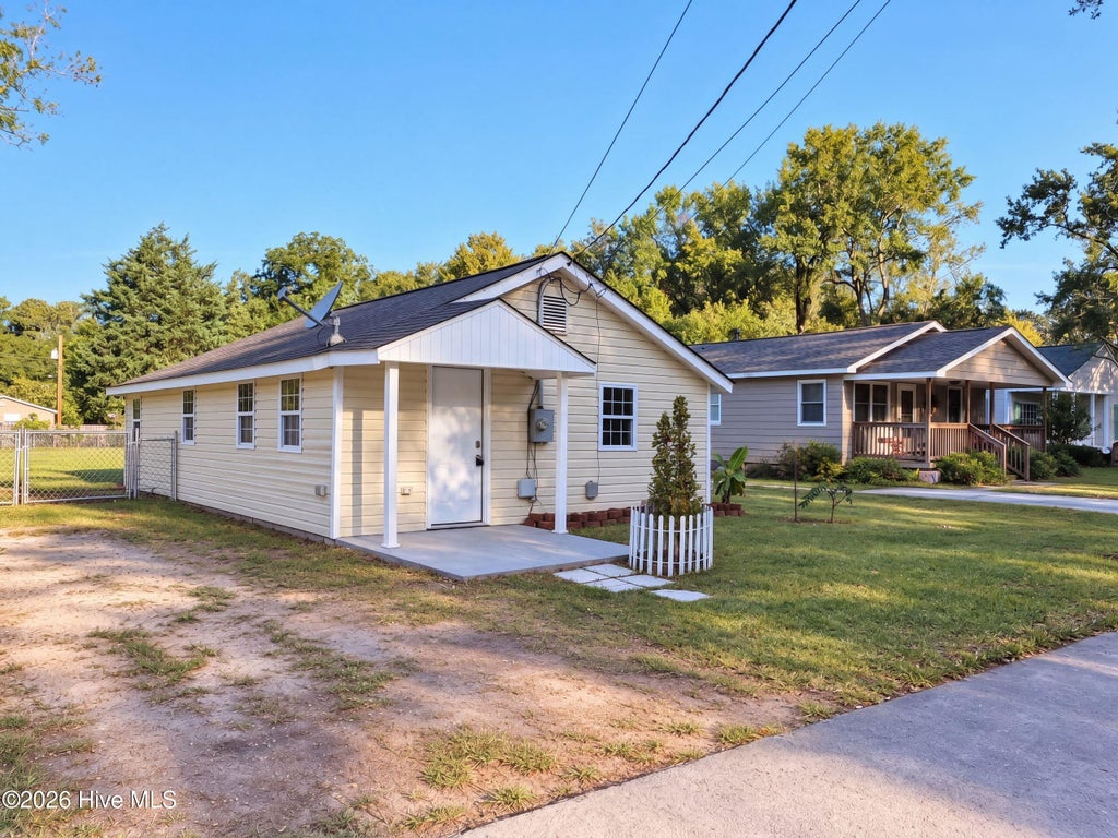 Photo of 206 N Poplar Street #E, New Bern, NC 28560 (MLS # 100611128)
