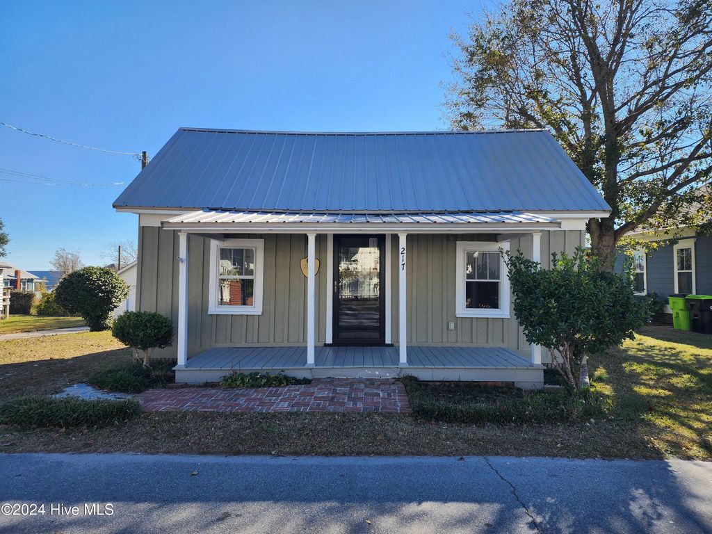 Photo of 217 S Walnut Street, Swansboro, NC 28584 (MLS # 100570380)