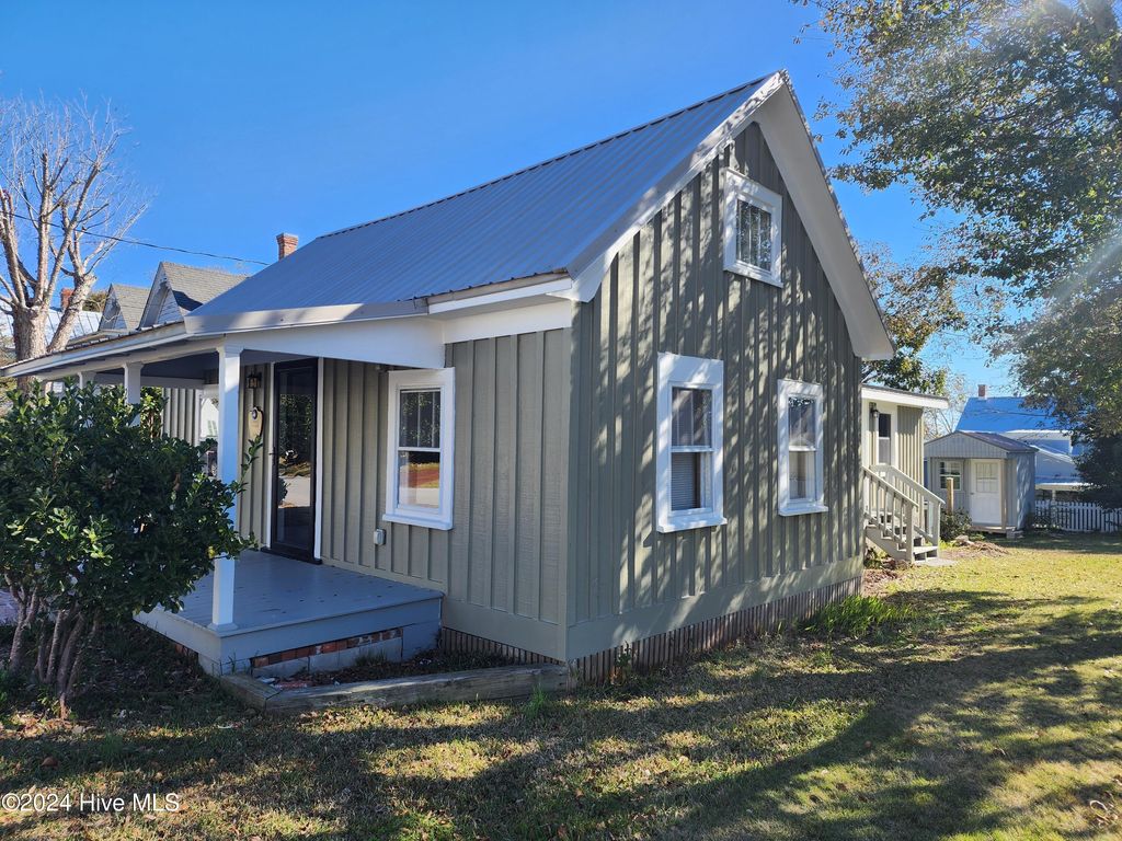 Photo of 217 S Walnut Street, Swansboro, NC 28584 (MLS # 100570380)