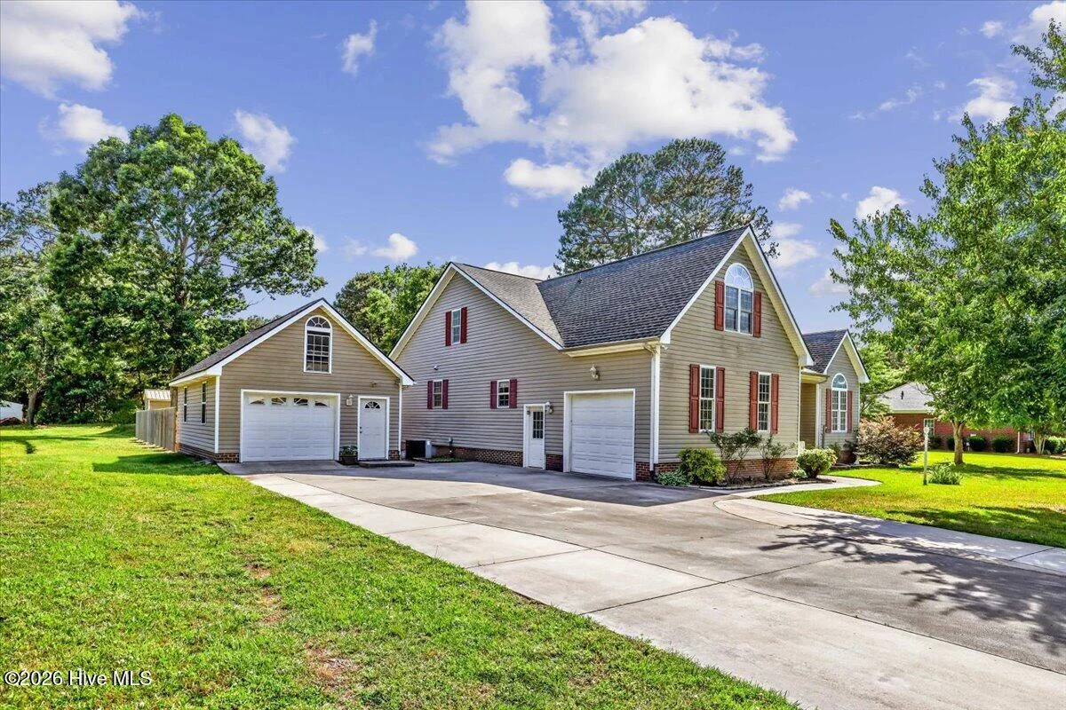105 W Raintree Lane