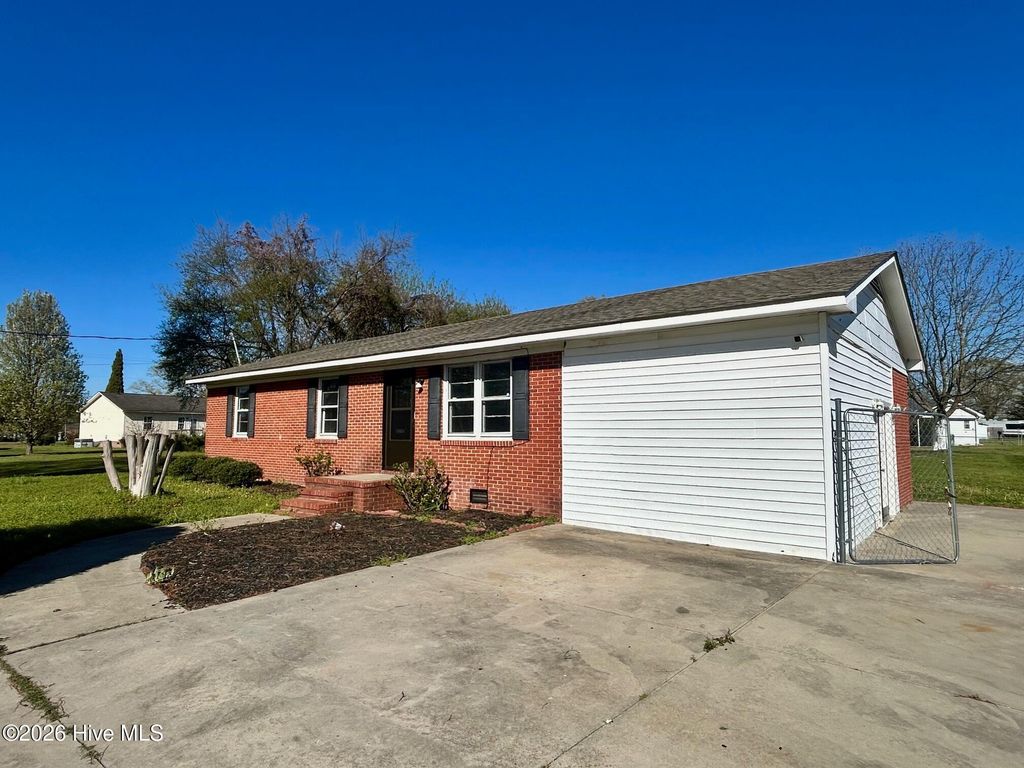 Photo of 126 Andrews Circle, Mount Olive, NC 28365 (MLS # 100561428)