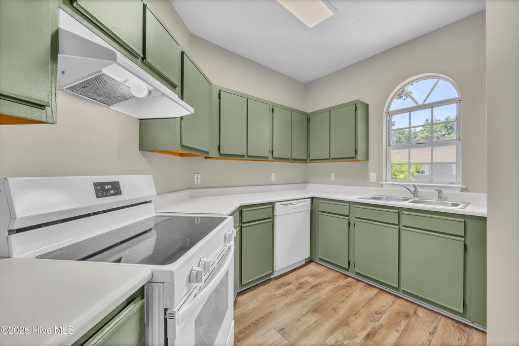 Photo of 733 Bragg Drive #Apt F, Wilmington, NC 28412 (MLS # 100575681)