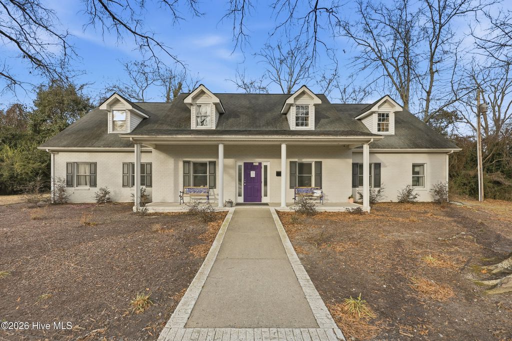 Photo of 312 W Queen Street, Edenton, NC 27932 (MLS # 100570220)