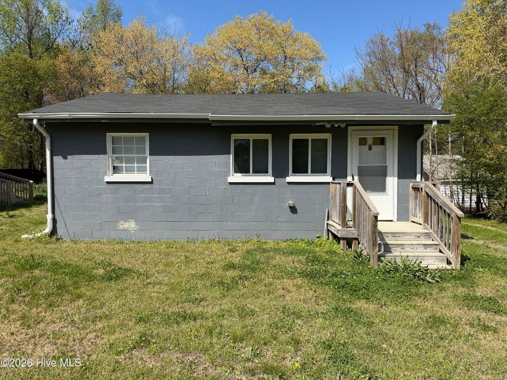 Photo of 2212 Banks Lane E, Wilson, NC 27893 (MLS # 100563296)