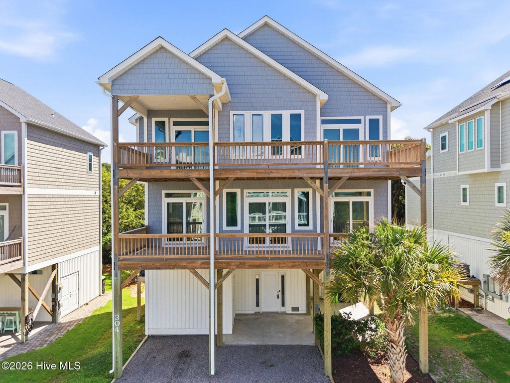 Photo of 304 Oceanaire Lane, Surf City, NC 28445 (MLS # 100583799)