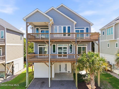 Homes For Sale - 304 Oceanaire Lane<br/> Surf City, NC 28445