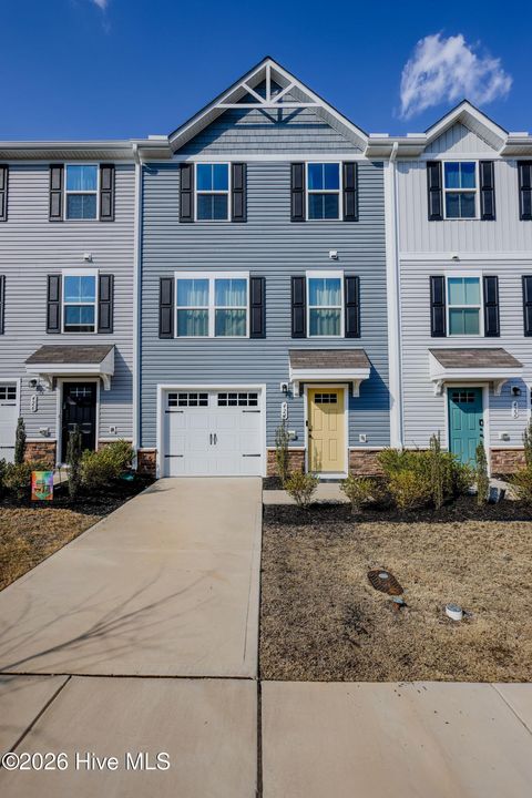 Townhouse For Sale - 424 Emerald Shire Way<br/> Zebulon, NC 27597