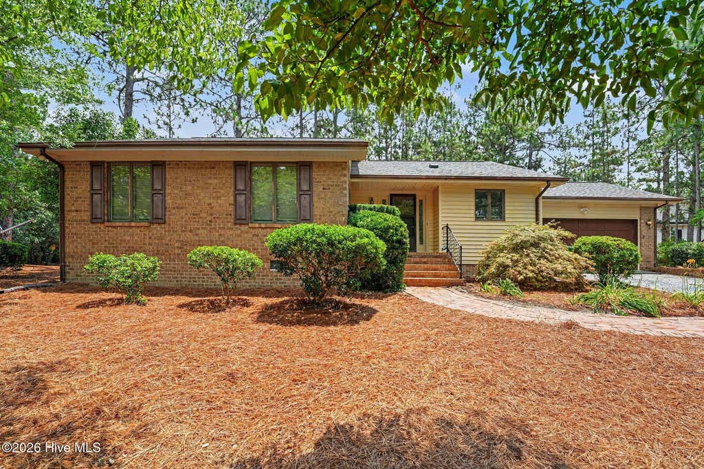 Photo of 1555 Longleaf Drive E, Pinehurst, NC 28374 (MLS # 100585396)