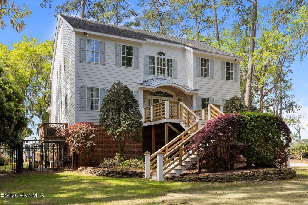 Photo of 127 Riverview Drive, Washington, NC 27889 (MLS # 100566736)