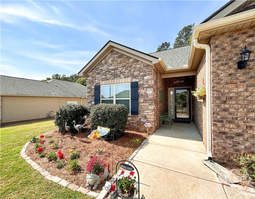 Photo of 155 Carrington Drive, Commerce, GA 30529 (MLS # CL353101)