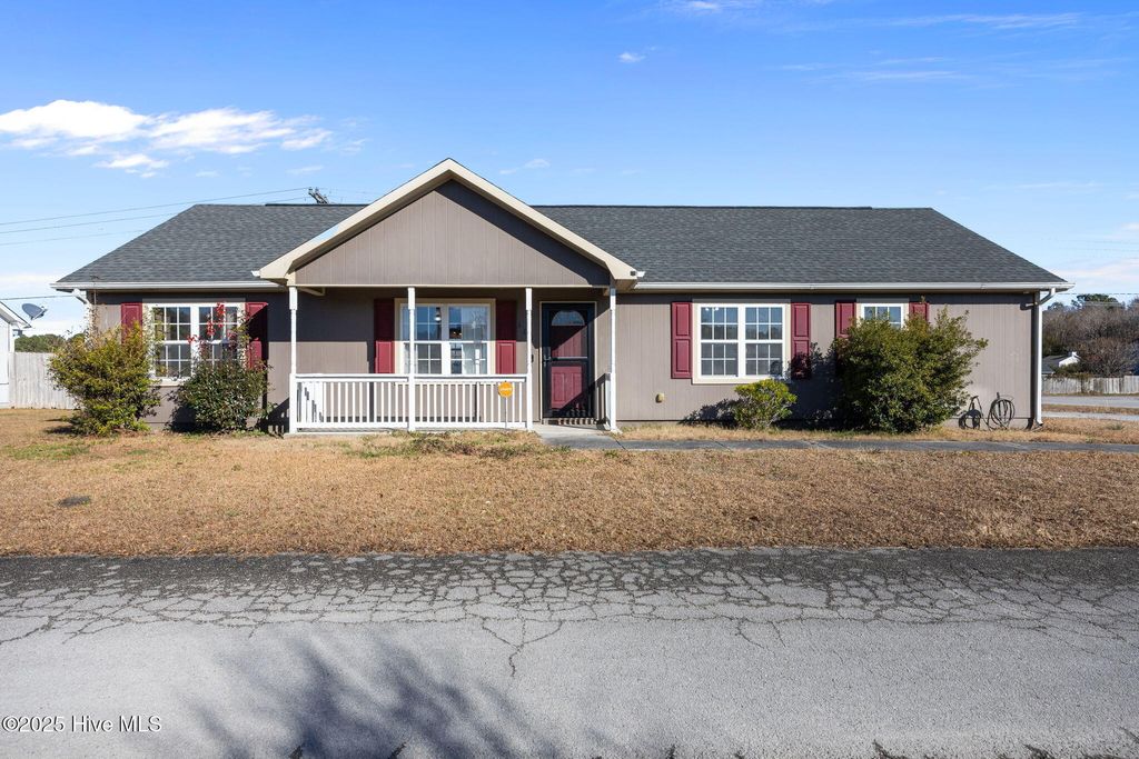 Photo of 100 Foxtrail Drive, Hubert, NC 28539 (MLS # 100546397)