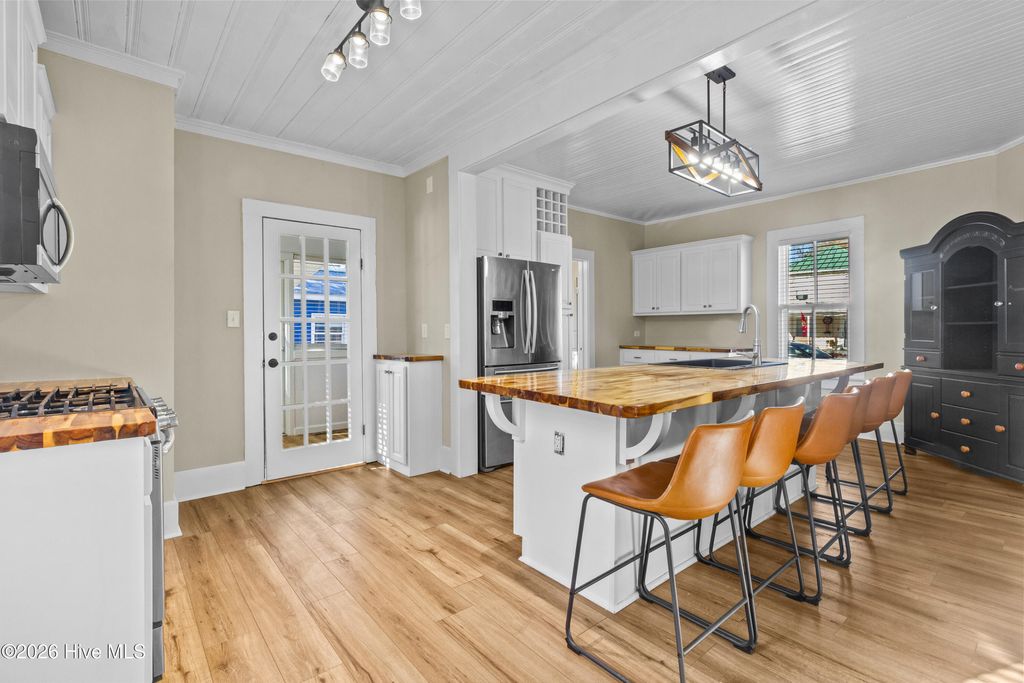 Photo of 1221 N Craven Street, New Bern, NC 28560 (MLS # 100547290)