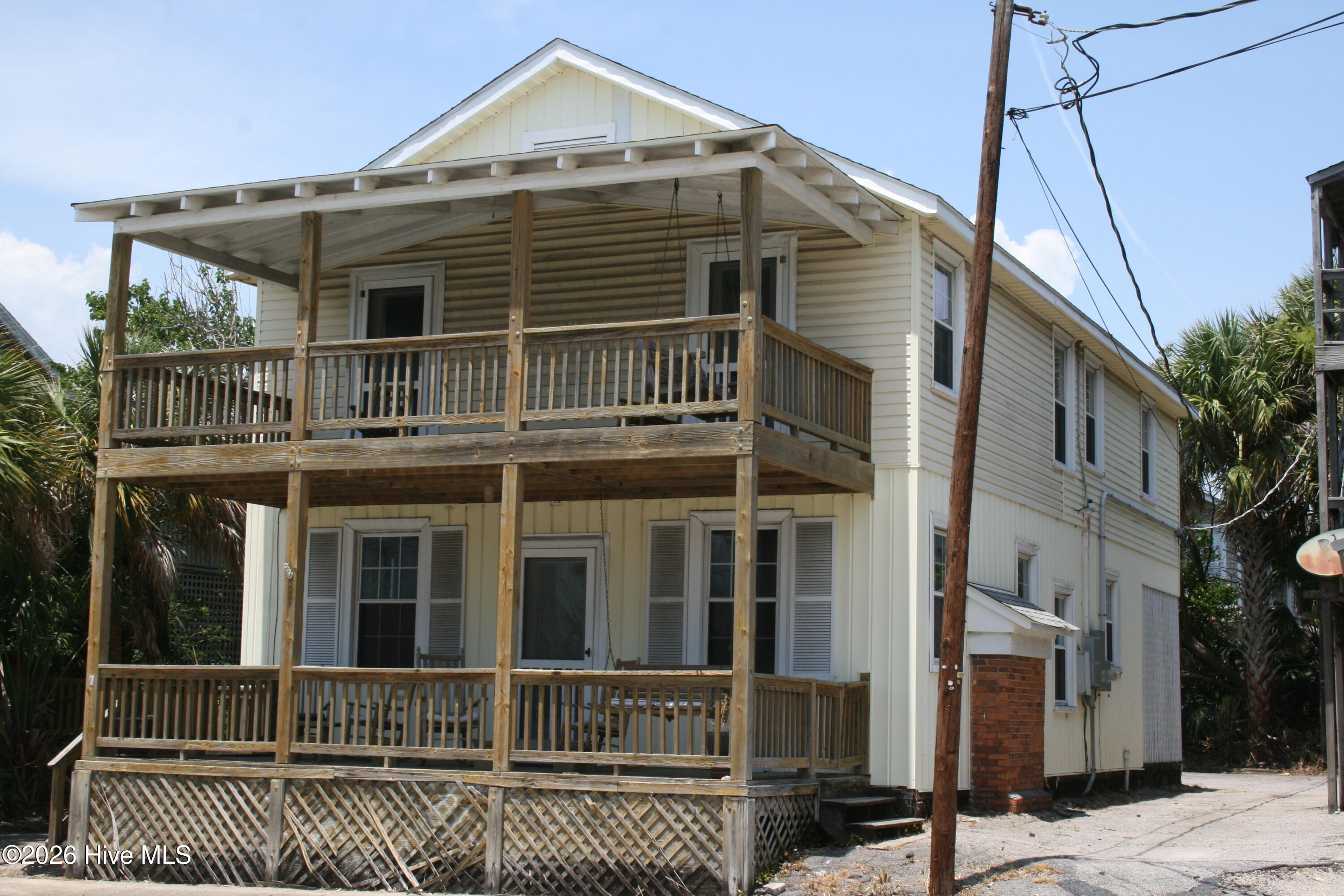 7 E Columbia Street E