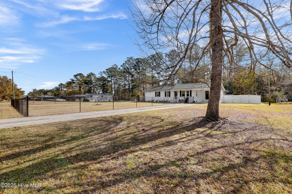 Photo of 233 Halls Creek Road, New Bern, NC 28560 (MLS # 100543312)