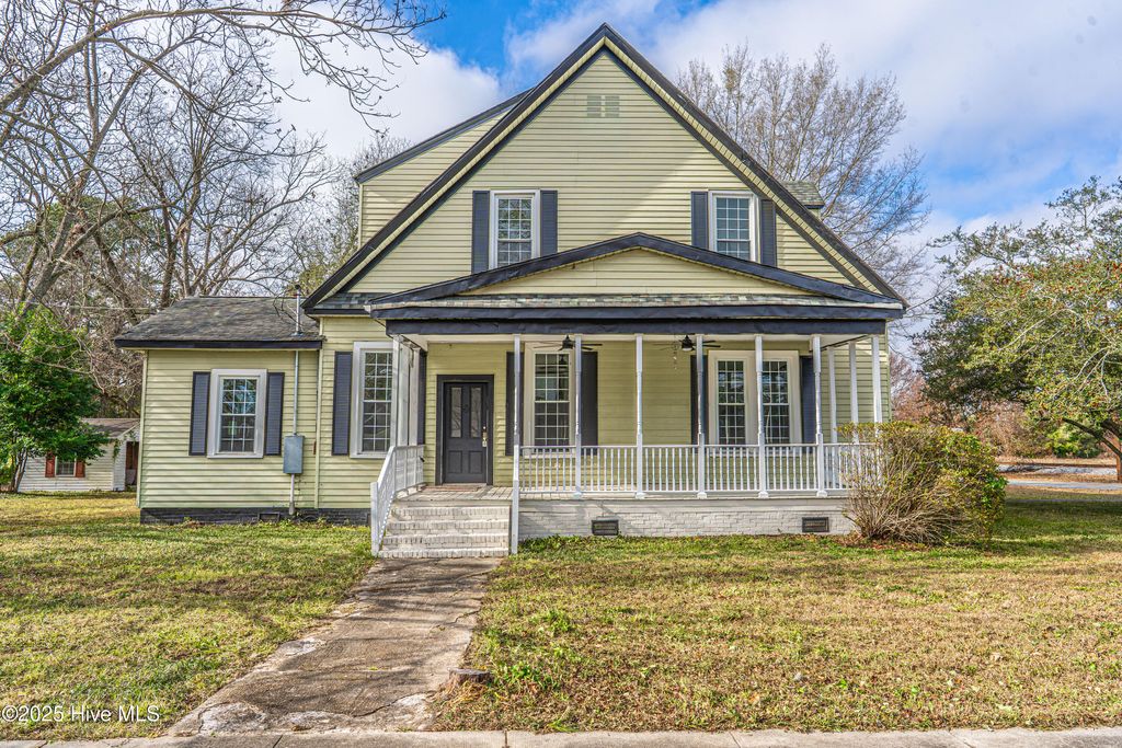 Photo of 301 W Central Street, Maxton, NC 28364 (MLS # 100543892)