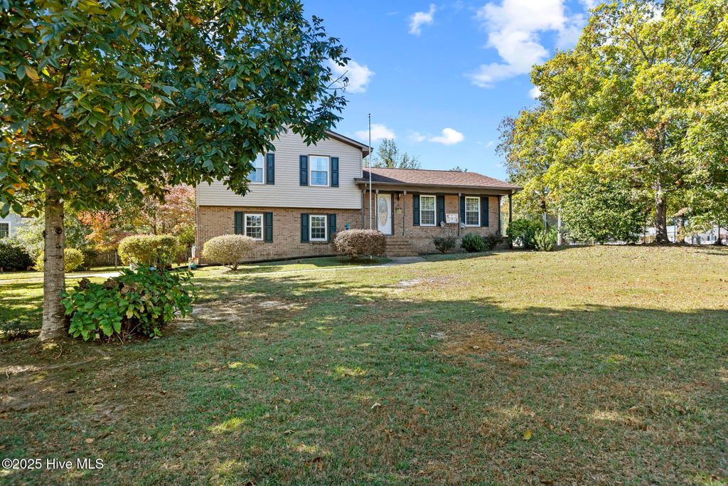 Photo of 508 University Drive, Jacksonville, NC 28546 (MLS # 100565296)