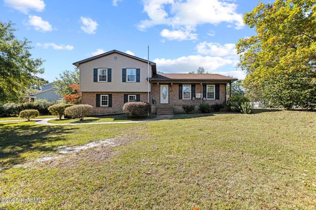 Photo of 508 University Drive, Jacksonville, NC 28546 (MLS # 100565296)