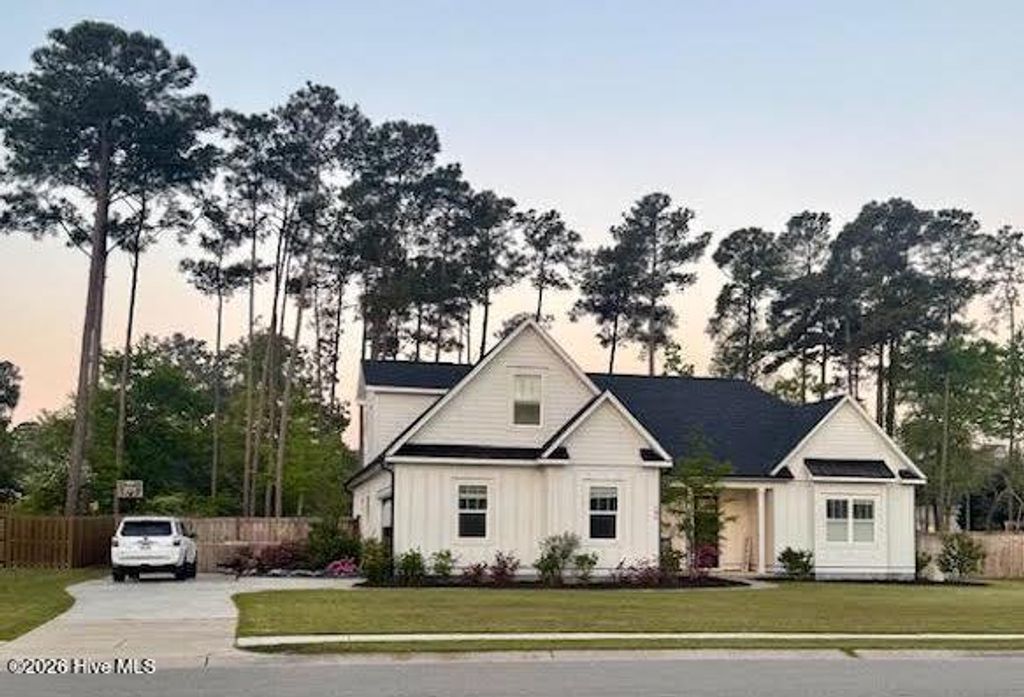 Photo of 506 Crown Pointe Drive, Hampstead, NC 28443 (MLS # 100569791)