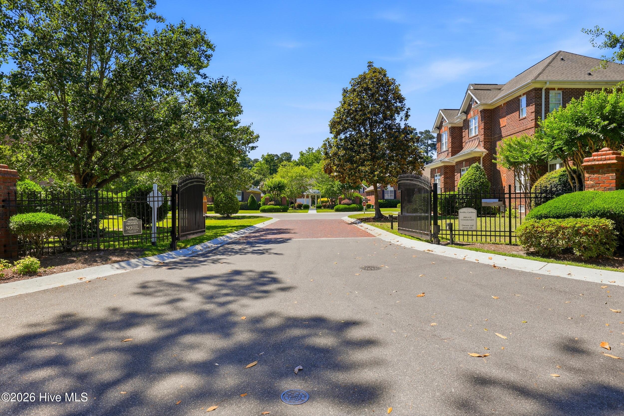 5815 Bentley Gardens Lane