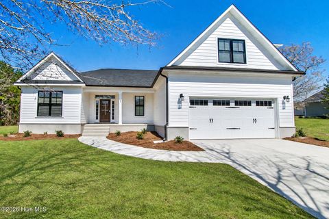 Homes For Sale - 122 Live Oak Circle<br/> Lake Waccamaw, NC 28450