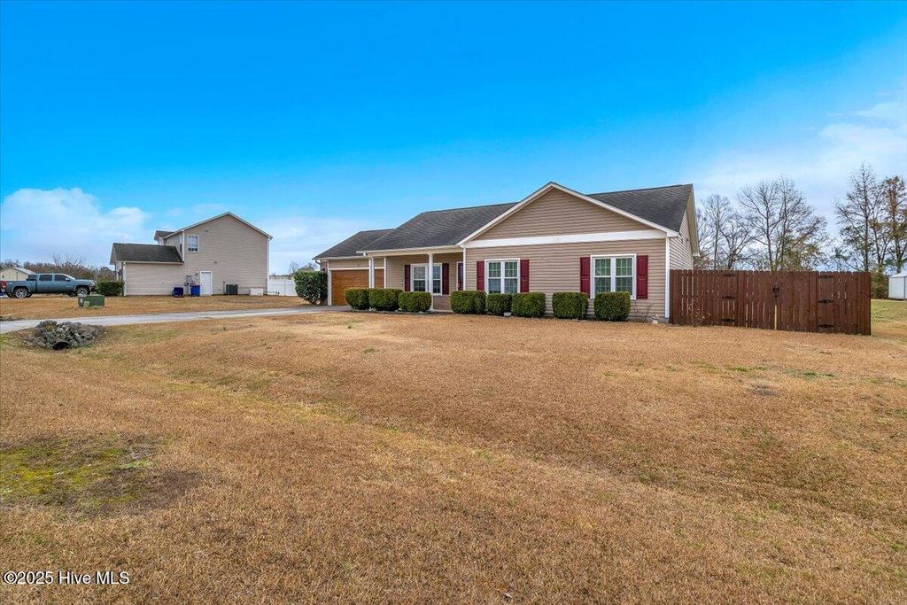 Photo of 116 Hardin Drive, Maysville, NC 28555 (MLS # 100546575)