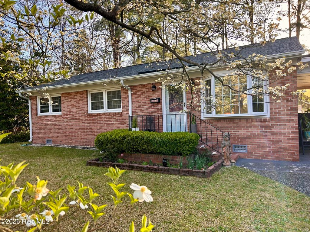 Photo of 802 Pinetree Drive, New Bern, NC 28562 (MLS # 100564033)