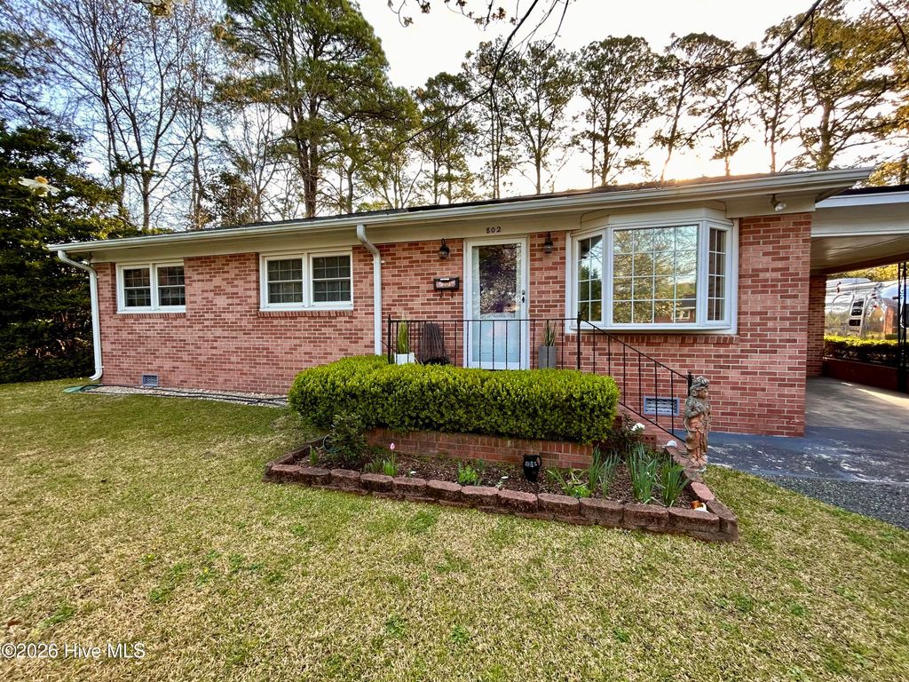 Photo of 802 Pinetree Drive, New Bern, NC 28562 (MLS # 100564033)