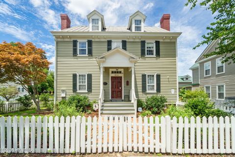 Homes For Sale - 804 Pollock Street<br/> New Bern, NC 28562